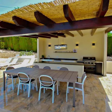 Nessa - Well Furnished With Panoramic Views In Villa